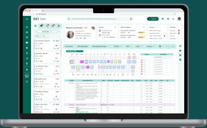 claire auf dem notebook